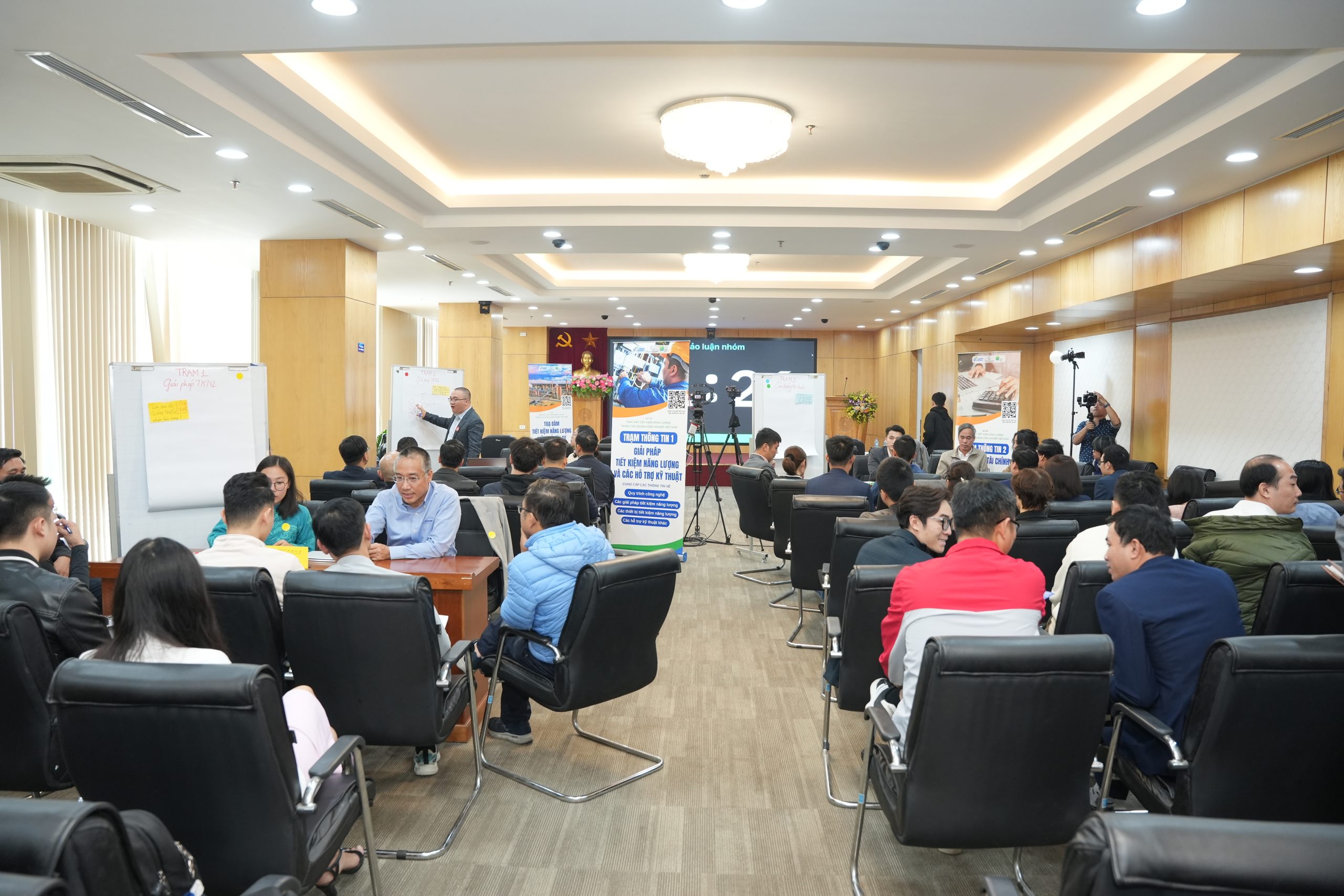 Các đại biểu tham gia trao đổi tại Trạm thông tin 1 và 2.