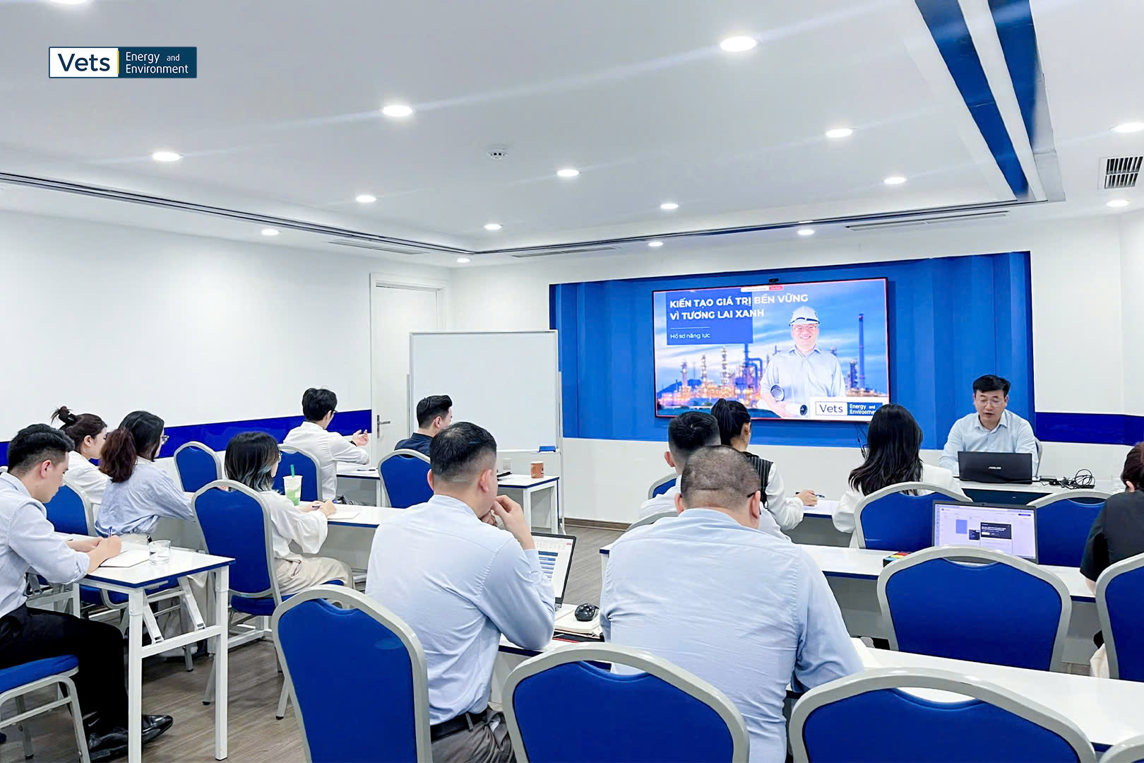 Các nhân sự của VETS | EnE tại buổi đào tạo nâng cao chuyên môn về Energy Efficiency & Environment