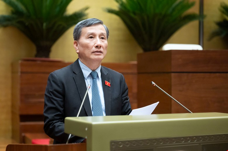 Chủ nhiệm Ủy ban Khoa học, Công nghệ và Môi trường của Quốc hội Lê Quang Huy trình bày Báo cáo thẩm tra. Ảnh: Quochoi.vn