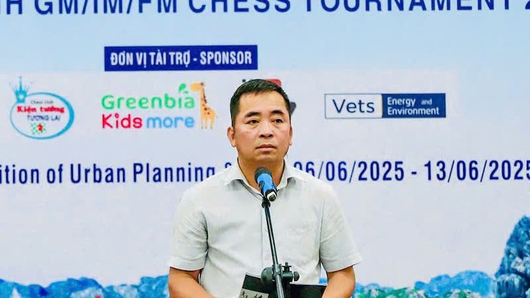 Ông Nguyễn Thanh Tùng, Phó giám đốc Sở Văn hóa, Thể thao và Du lịch tỉnh Quảng Ninh phát biểu khai mạc Giải đấu (ảnh: Báo Nhân Dân)