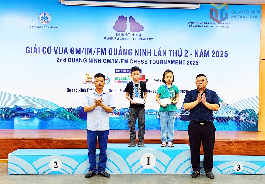 BTC trao giải cho 2 kỳ thủ Lê Nguyên Phong và Lưu Minh Minh giành chức vô địch ở lứa tuổi U10, U8 cờ chớp (ảnh: vietnamchess.vn)