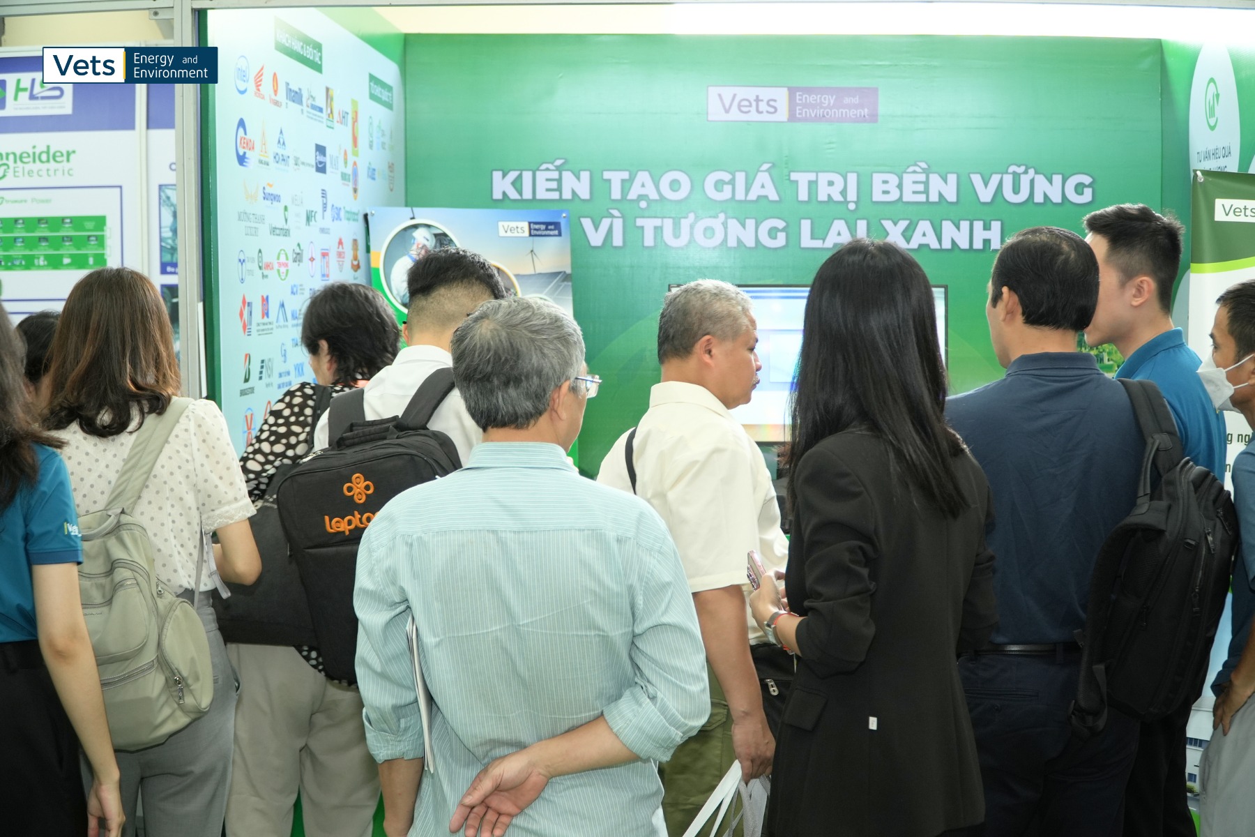 Gian hàng của VETS | EnE tại hội chợ triển lãm ENTECH HANOI 2025 thu hút đông đảo sự quan tâm của người tham dự