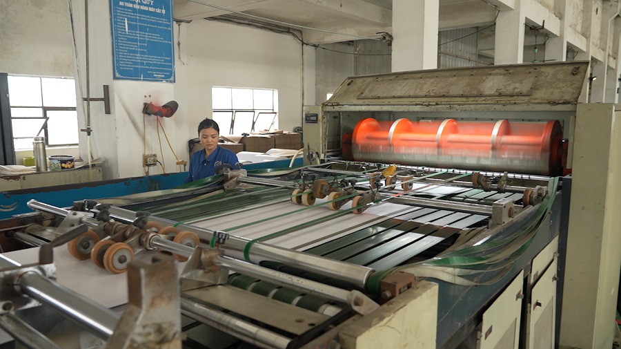 Hình ảnh một số máy móc, thiết bị với mức độ tự động hóa cao, giúp tối ưu hóa quá trình vận hành, tiết kiệm năng lượng tại Công ty Cổ phần Giấy Việt Trì