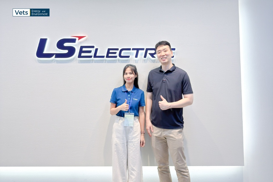 Đại diện VETS | Energy & Environment chụp ảnh tham quan nhà máy điện LS