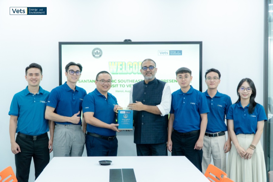 Đại diện VETS và Ông Santanu chụp ảnh tại buổi gặp mặt