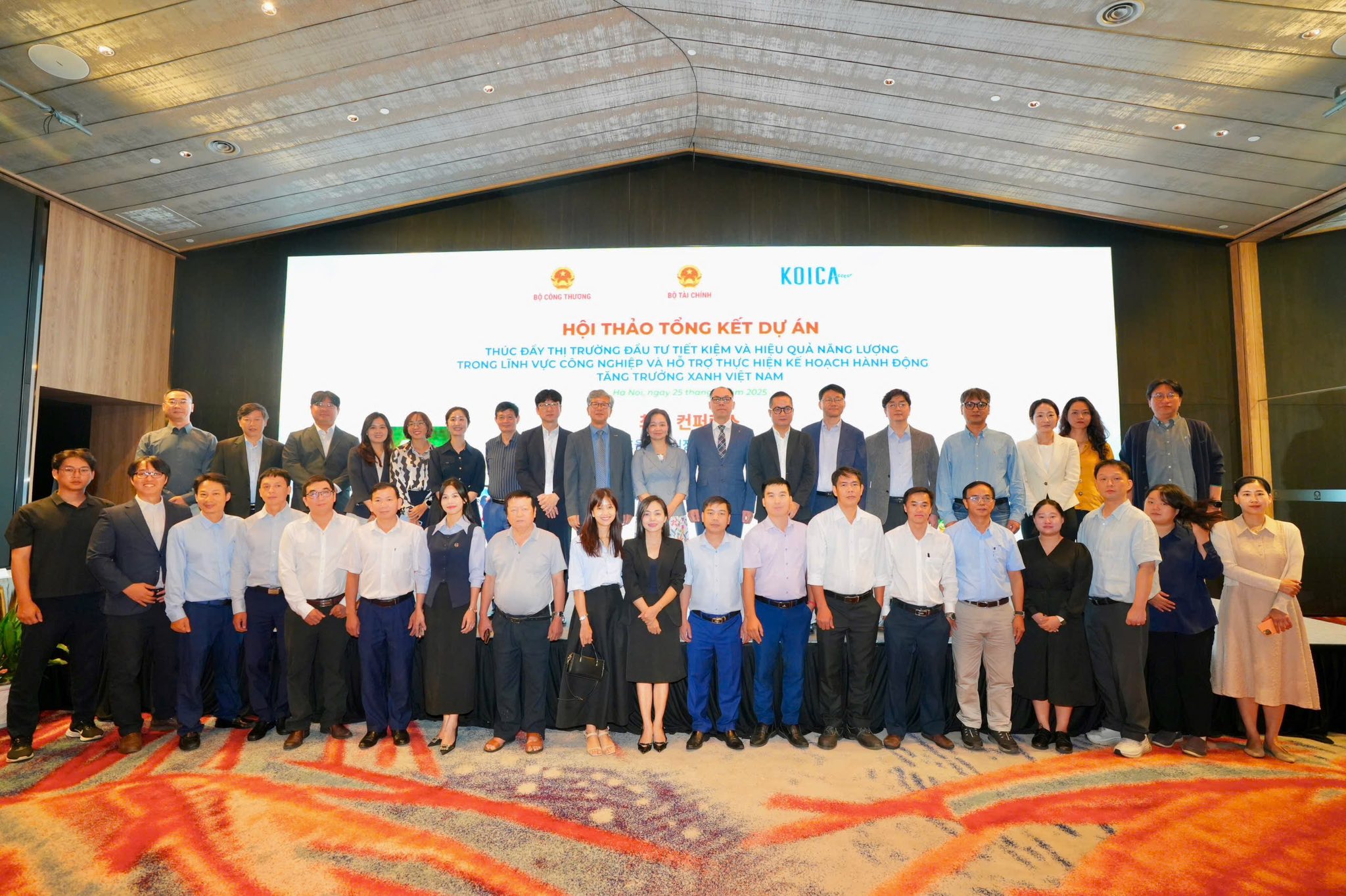 Các đại biểu chụp ảnh lưu niệm tại sự kiện