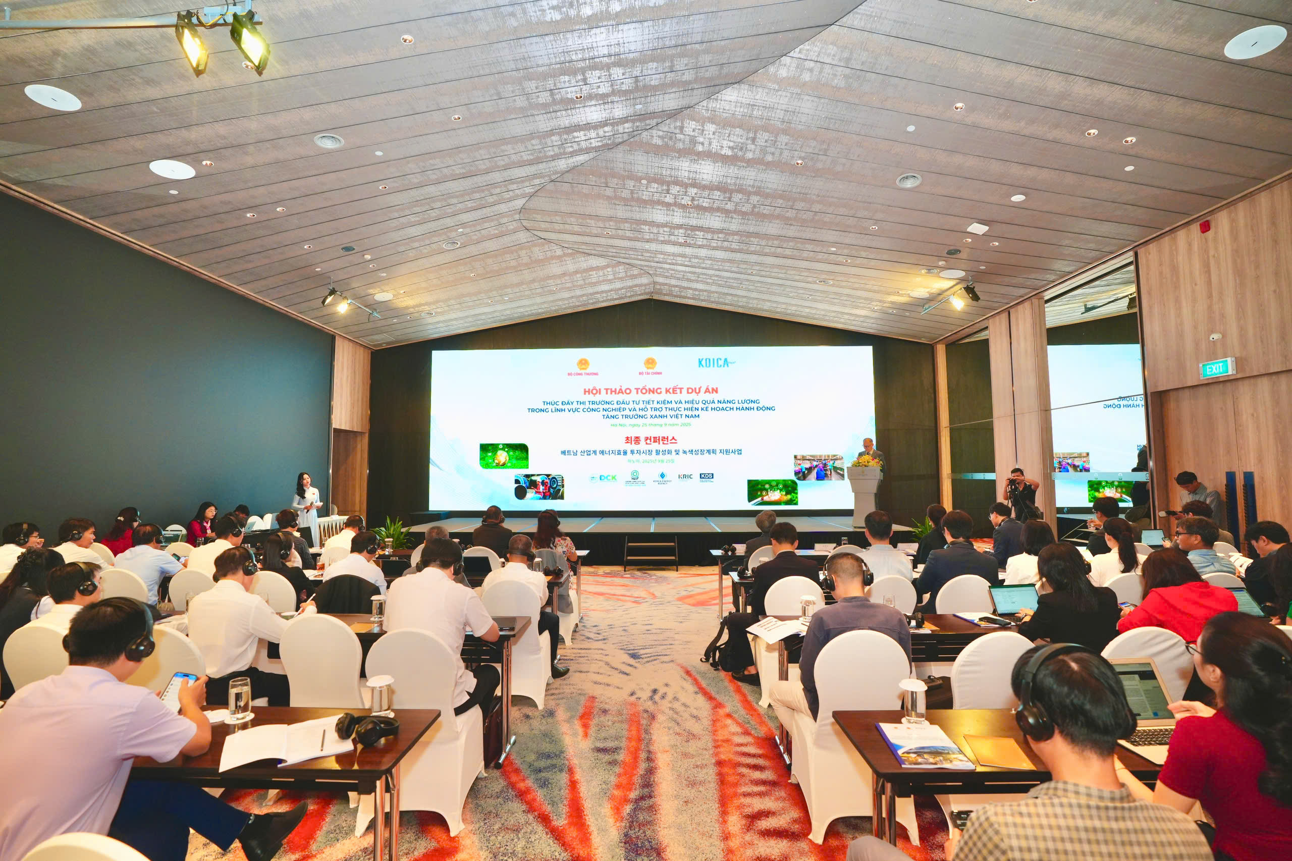 Hội thảo có sự tham dự của hơn 100 đại biểu bao gồm cơ quan quản lý từ trung ương đến địa phương, các tổ chức quốc tế, doanh nghiệp và chuyên gia trong lĩnh vực năng lượng và tăng trưởng xanh. 