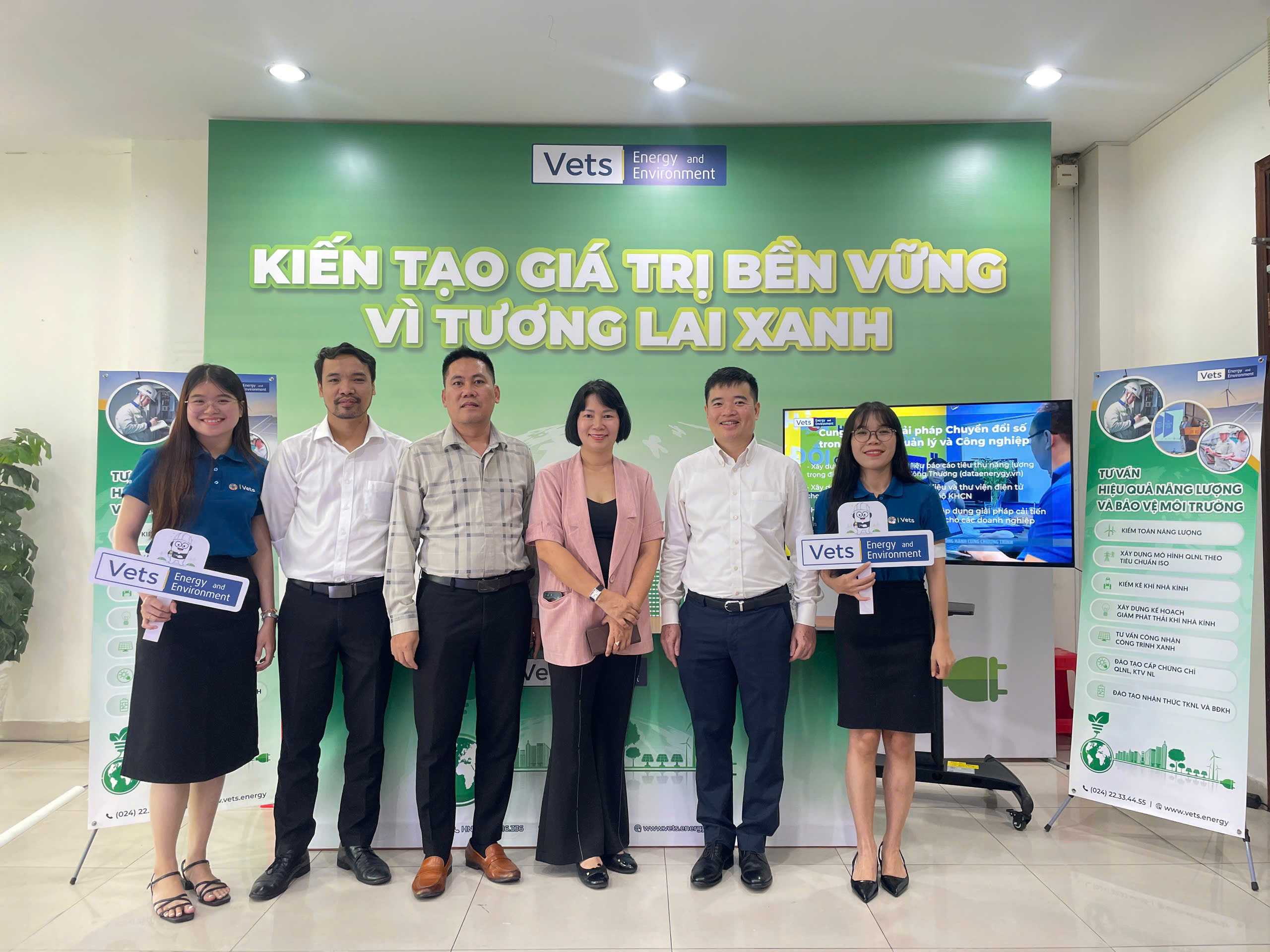 Đoàn đại biểu đại diện Bộ Xây Dựng ghé thăm và chụp ảnh lưu niệm tại gian hàng của VETS | Energy and Environment