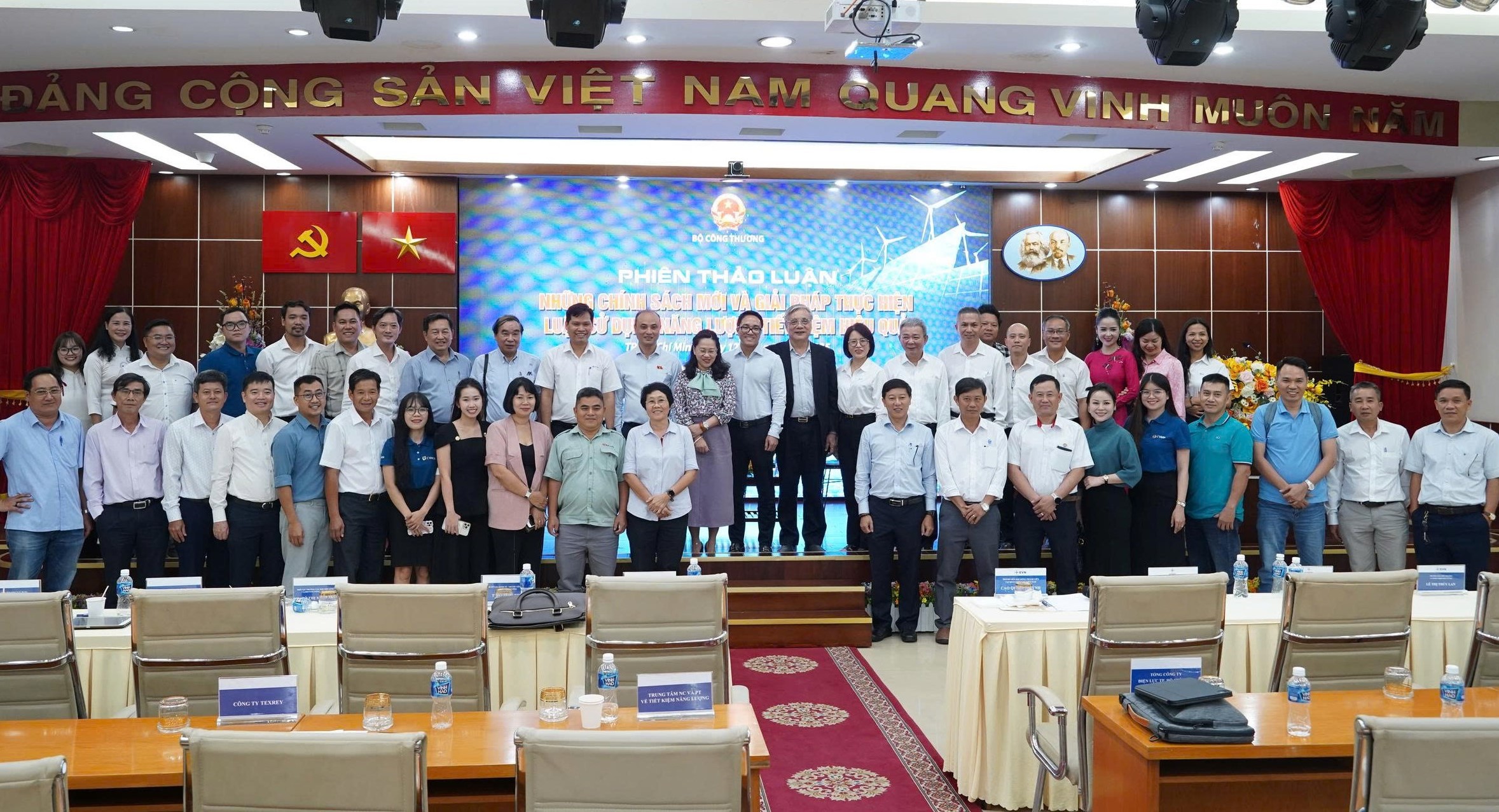 Các đại biểu và khách mời chụp ảnh lưu niệm, ghi dấu bước tiến hướng tới mục tiêu Net Zero