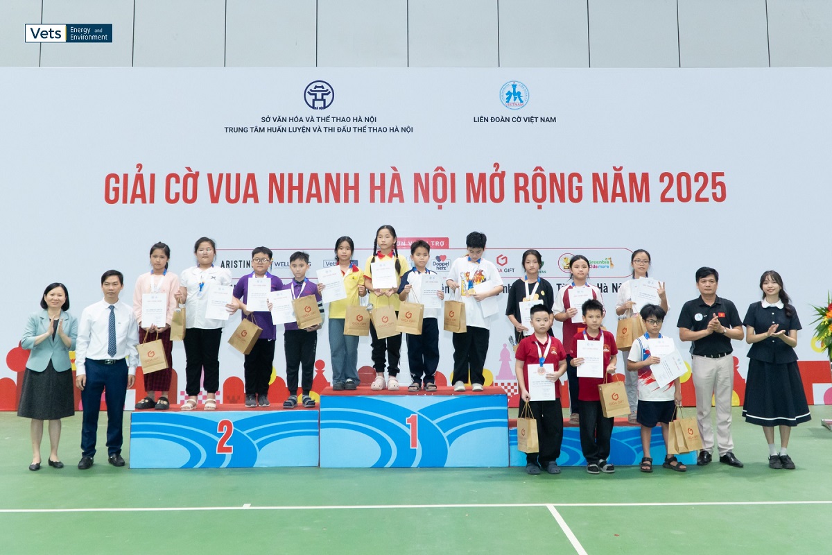 Đại diện VETS | EnE trao giải thưởng cho các vận động viên xuất sắc