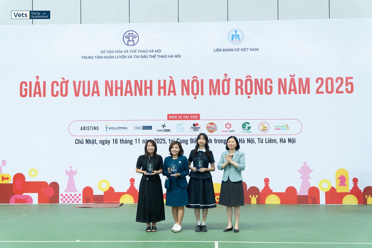 Đại diện VETS | EnE (thứ 2 từ phải sang) nhận kỷ niệm chương từ Ban Tổ chức