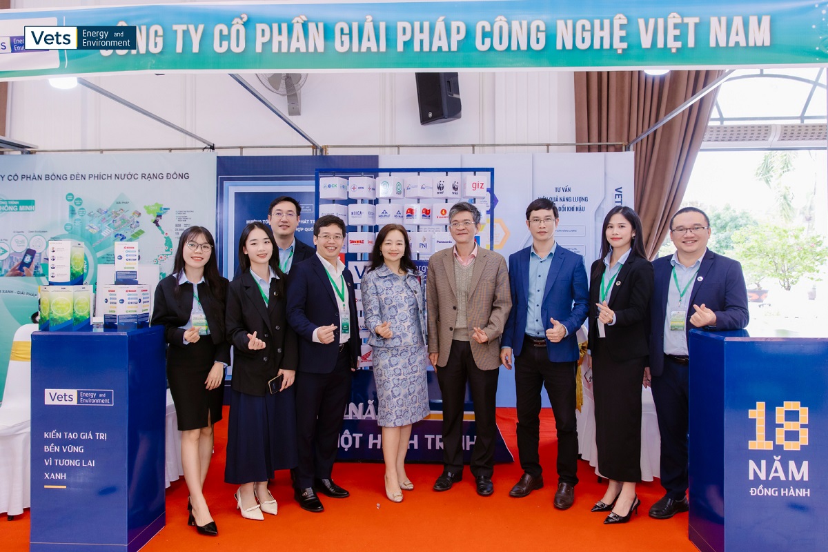 Bà Nguyễn Thị Lâm Giang - Cục trưởng Cục đổi mới sáng tạo, Chuyển đổi xanh và Khuyến công tham quan gian hàng của VETS | EnE