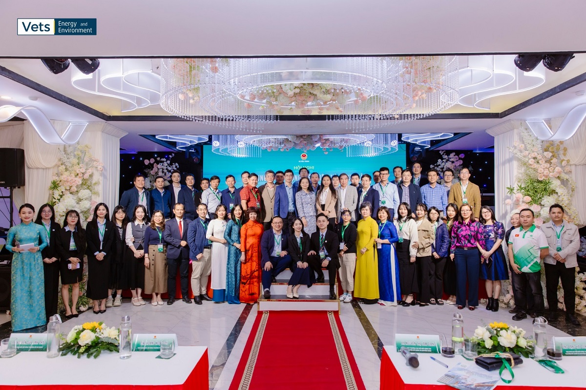 Các đại biểu tham dự cùng chụp hình lưu niệm tại Hội nghị Sử dụng năng lượng tiết kiệm và hiệu quả toàn quốc 2025