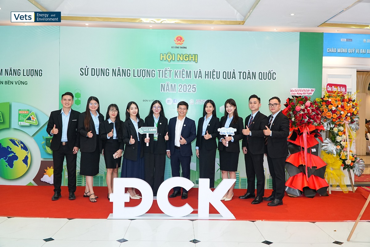 Đơn vị tổ chức Hội nghị VETS | EnE chụp ảnh tại Hội nghị Sử dụng năng lượng tiết kiệm và hiệu quả toàn quốc 2025