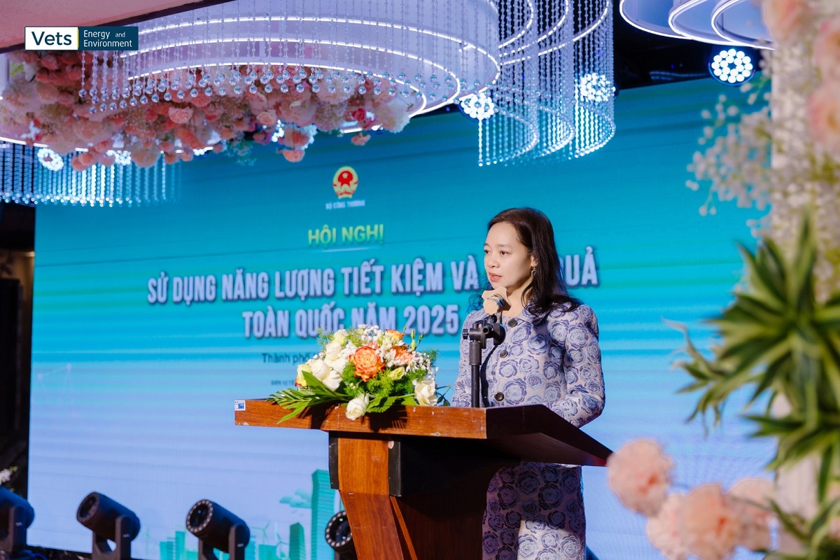 Bà Nguyễn Thị Lâm Giang - Cục trưởng Cục Đổi mới sáng tạo, Chuyển đổi xanh và Khuyến công phát biểu khai mạc tại Hội nghị Sử dụng năng lượng tiết kiệm và hiệu quả toàn quốc 2025