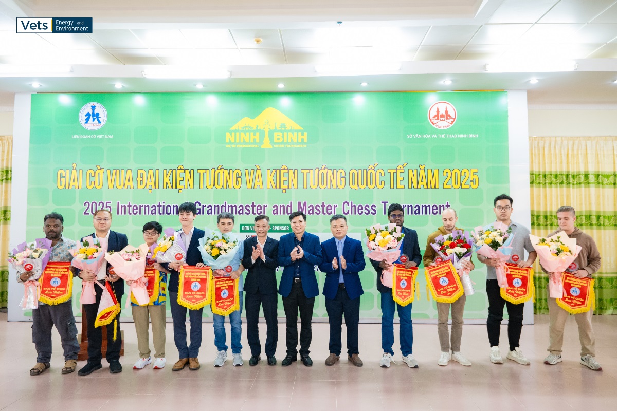 Ban tổ chức trao cờ lưu niệm tặng các kỳ thủ quốc tế tham dự.