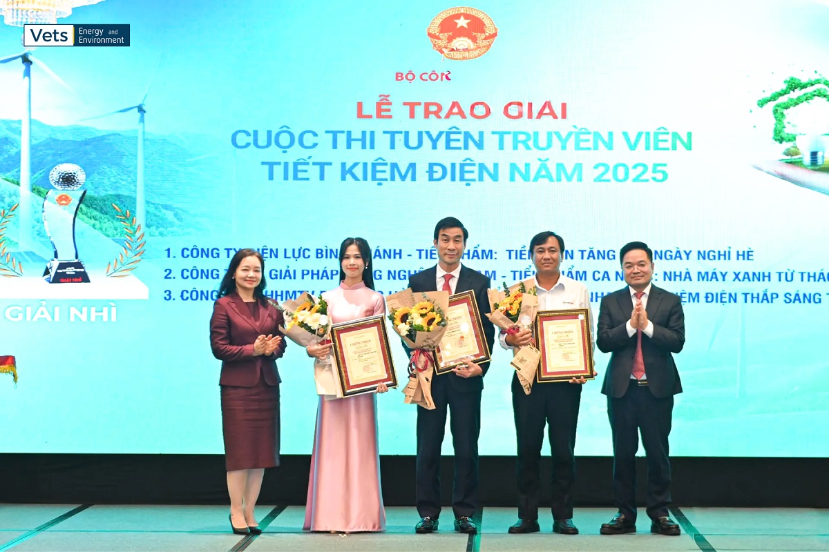 Cục trưởng Cục Đổi mới sáng tạo, Chuyển đổi xanh và Khuyến công - Bà Nguyễn Thị Lâm Giang và Tổng Biên tập Báo Công Thương - Ông Nguyễn Văn Minh trao giải Nhì cho VET| EnE và các đơn vị