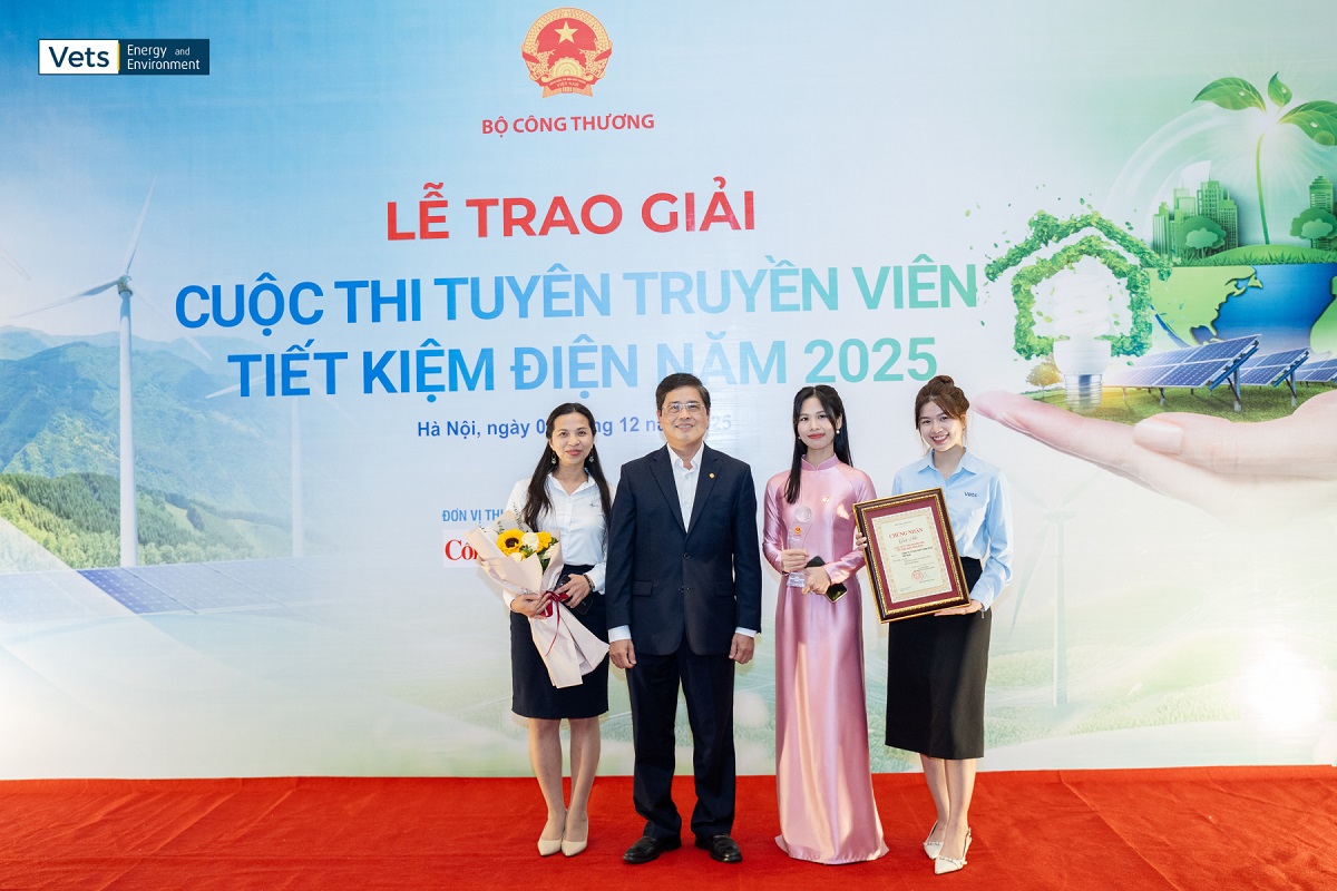 Ông Võ Quang Lâm - Nguyên Phó Tổng Giám đốc Tập đoàn Điện lực Việt Nam (EVN) chụp ảnh lưu niệm cùng đại diện VETS | EnE tại lễ trao giải cuộc thi