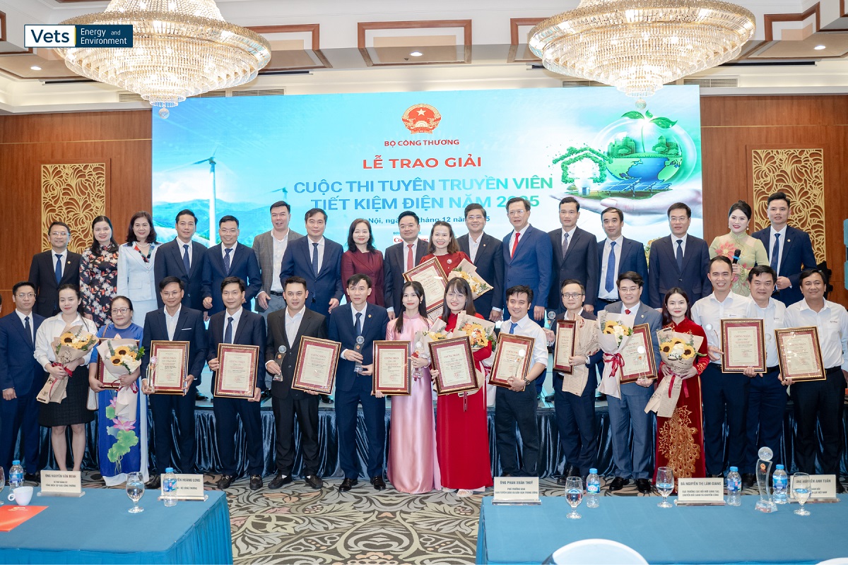 Các tác giả, nhóm tác giả, đơn vị đoạt giải cùng chụp ảnh chung với Hội đồng Chung khảo tại Lễ Trao giải của cuộc thi “Tuyên truyền viên tiết kiệm điện năm 2025”