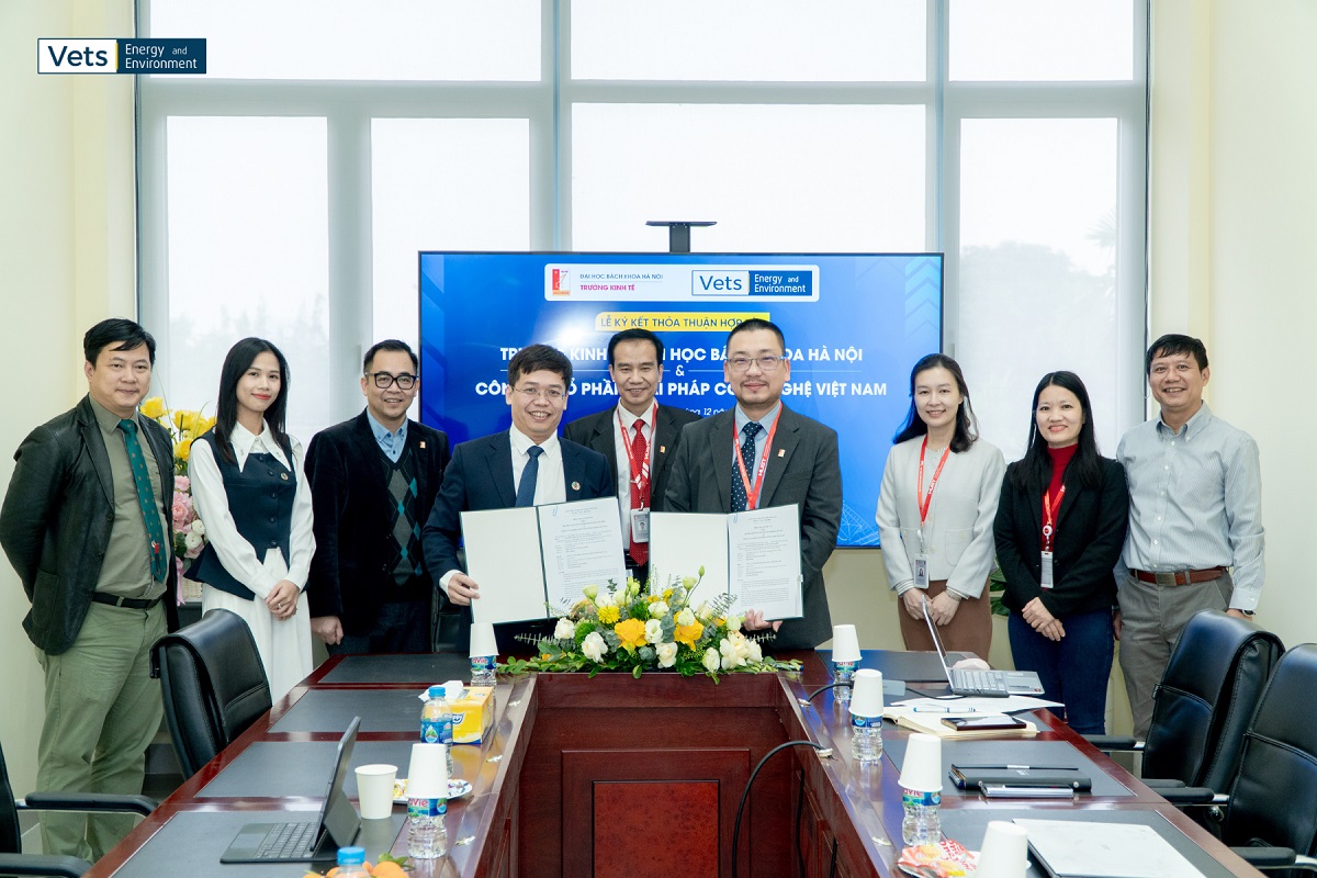 Đại diện Trường Kinh tế, Đại học Bách Khoa Hà Nội và đại diện VETS | EnE chụp ảnh lưu niệm tại lễ ký kết hợp tác