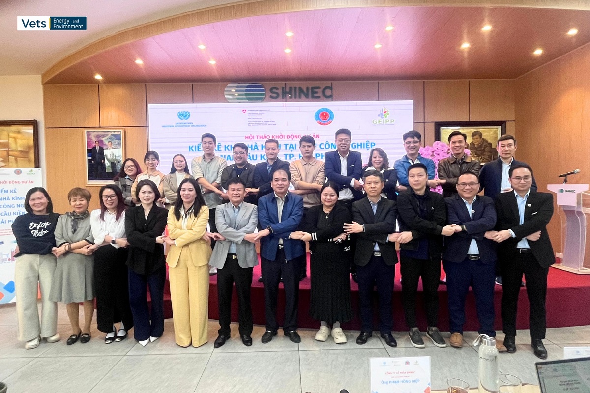 Các đại biểu tham gia hội thảo cùng chụp ảnh lưu niệm