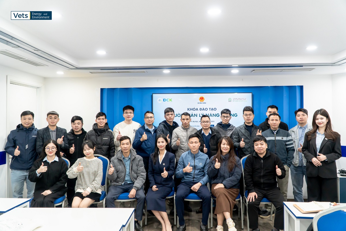 Các học viên cùng chụp ảnh lưu niệm tại lễ khai giảng Khóa đào tạo Người quản lý năng lượng tháng 1/2026
