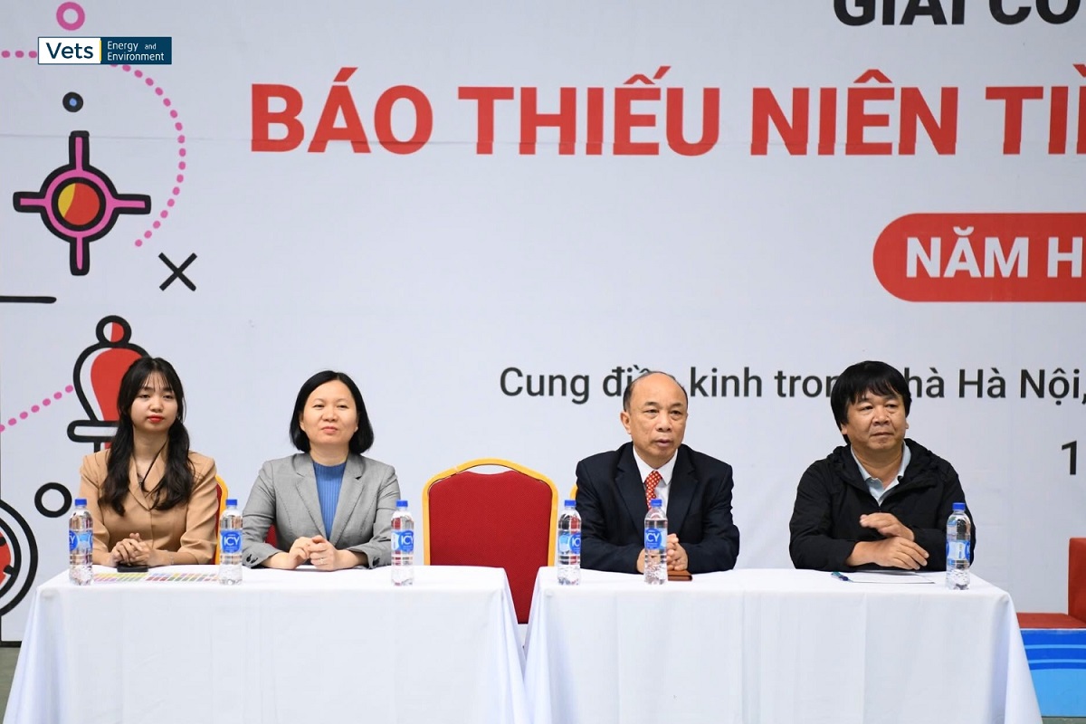 Bà Phạm Bích Ngọc - Trưởng bộ phận Marketing, đại diện VETS | EnE (ngoài cùng bên trái) tham dự và cổ vũ cho các kỳ thủ tại giải đấu.