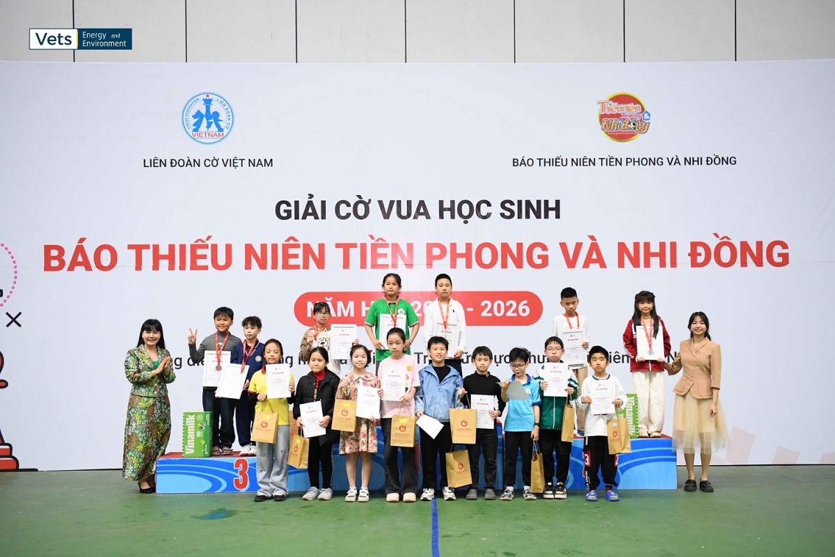 Đại diện VETS | EnE trao huy chương và quà tặng cho các vận động viên xuất sắc.