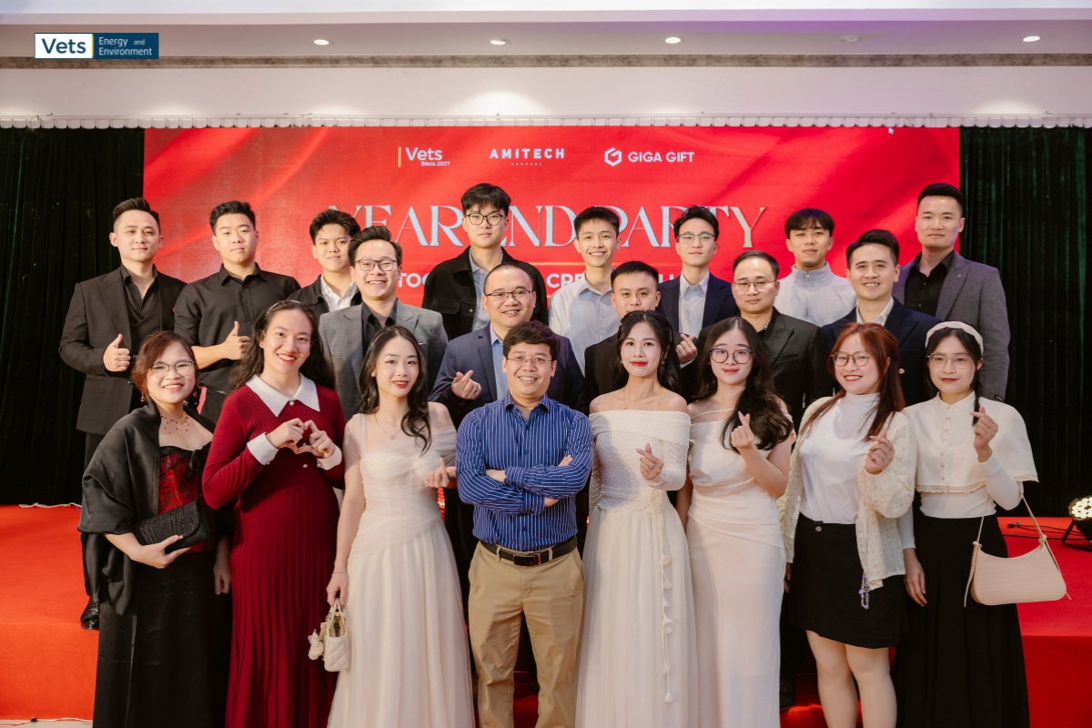 Các đội nhóm và ban lãnh đạo chụp ảnh lưu niệm tại Tiệc Tất niên