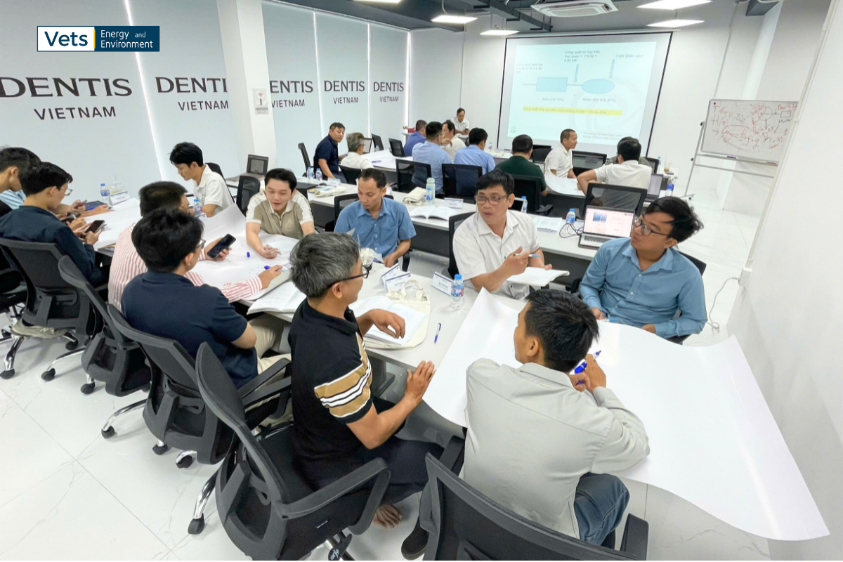 Các học viên cùng thảo luận, trao đổi kiến thức chuyên môn để giải quyết bài tập nhóm