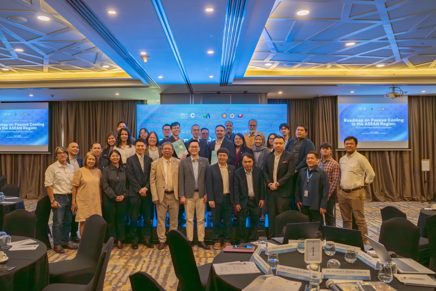 Ảnh tập thể các thành viên tham dự và đại diện các quốc gia thành viên ASEAN tại sự kiện ra mắt “Lộ trình bảo vệ trước nắng nóng cực đoan bằng giải pháp làm mát thụ động tại khu vực ASEAN” . (Nguồn: Trung tâm Năng lượng ASEAN)