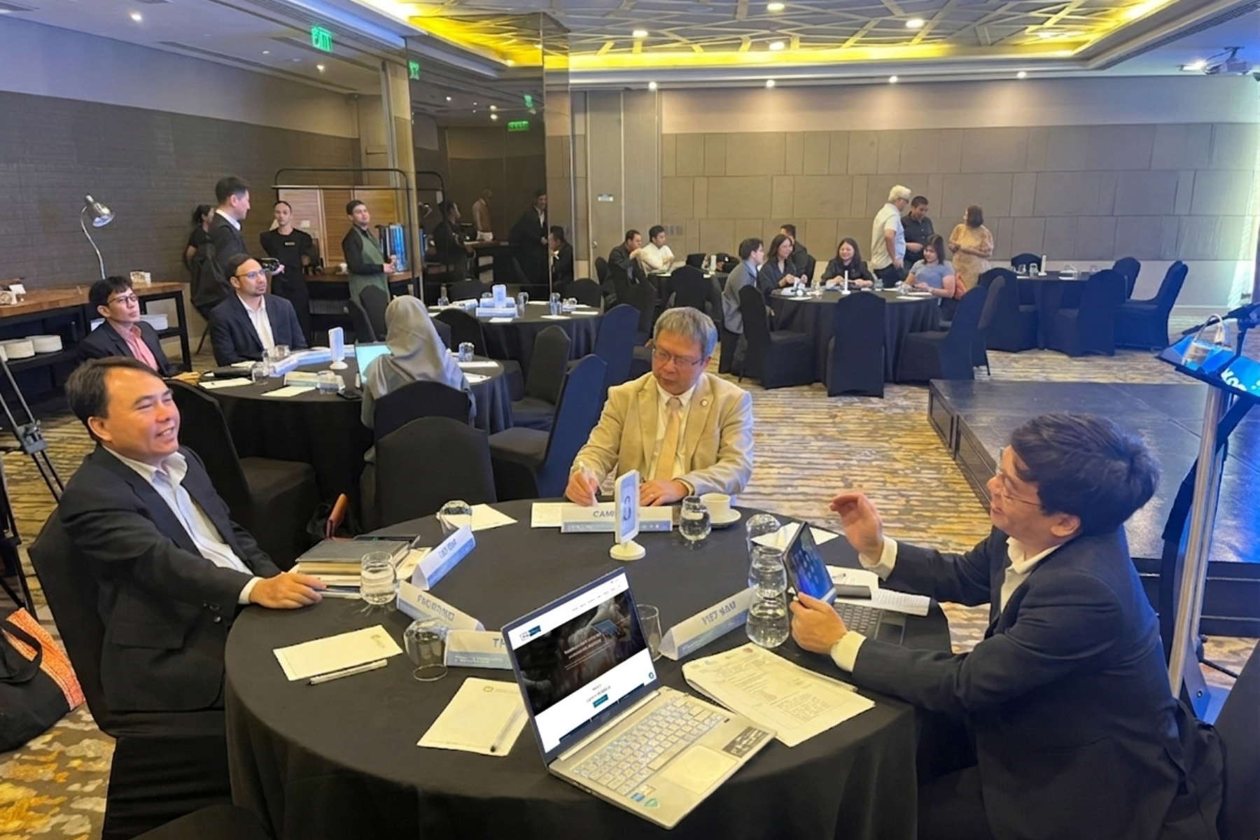 PGS. TS. Dương Trung Kiên - Đại diện của VETS | EnE trao đổi cùng các đại diện các nước thành viên ASEAN trong Lễ ra mắt