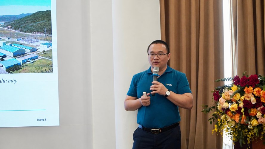 Ông Dương Chí Công – Đại diện VETS - trình bày kết quả kiểm toán năng lượng trong ngành nhiệt điện.