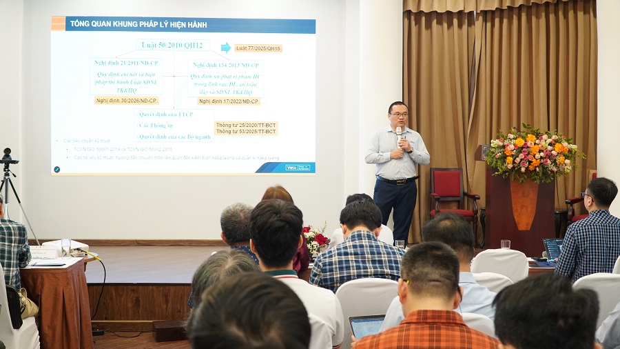 Ông Dương Chí Công - đại diện Công ty Cổ phần Giải pháp công nghệ Việt Nam (VETS) trình bày tại hội thảo.