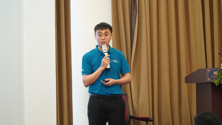 Ông Nguyễn Trọng Hậu – Trưởng phòng Giải pháp Kỹ thuật của Công ty Cổ phần Giải pháp công nghệ Việt Nam (VETS) trình bày về dự thảo định mức kinh tế - kỹ thuật cho hoạt động tư vấn xây dựng hệ thống quản lý năng lượng.