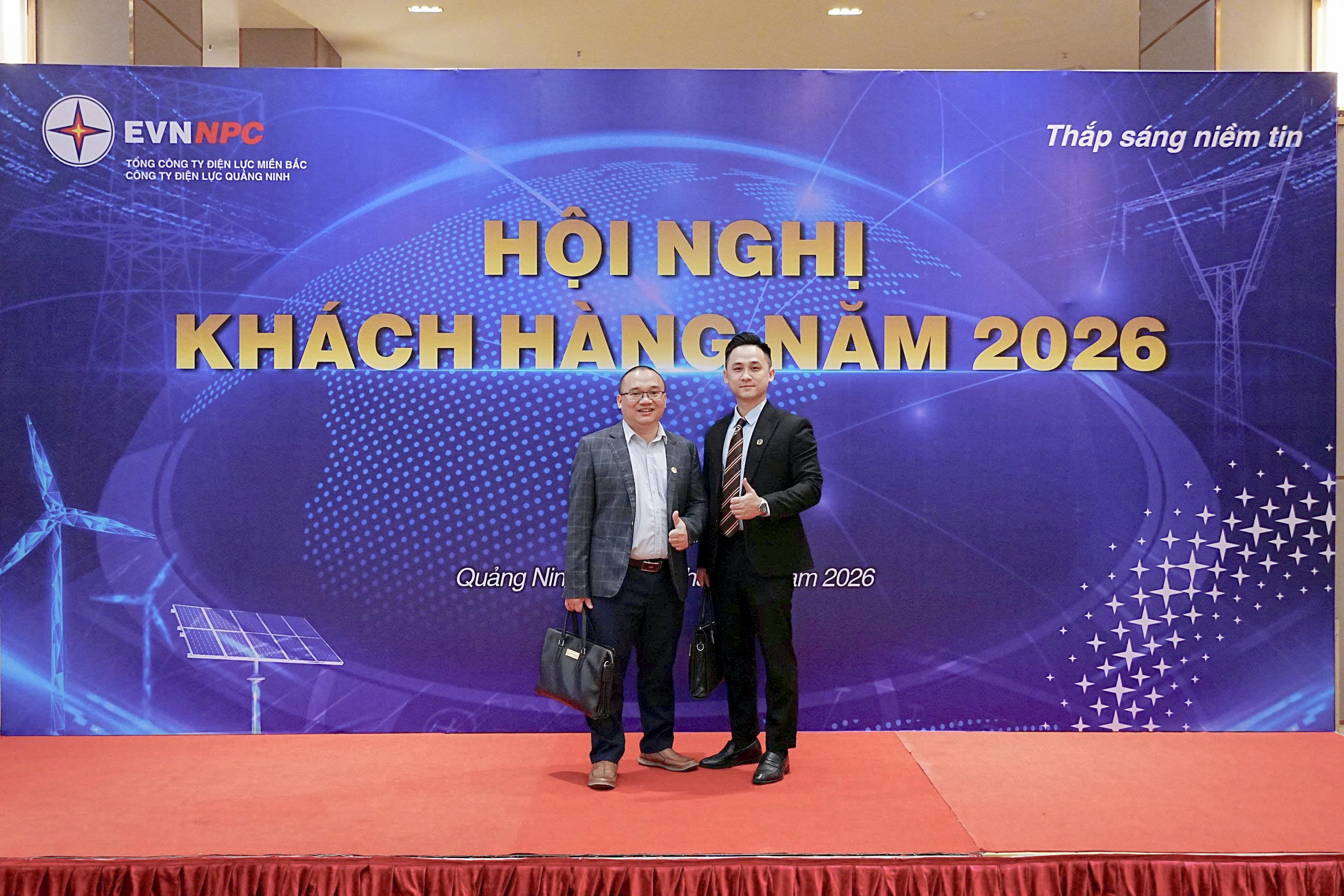 Ông Dương Chí Công và ông Bùi Đình Hiếu đại diện VETS | EnE - tham gia Hội nghị Khách hàng năm 2026 của PC Quảng Ninh với vai trò là đơn vị tư vấn.