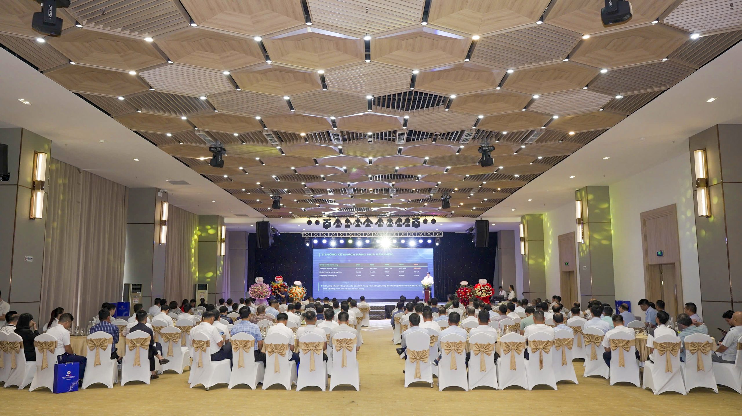 Toàn cảnh Hội nghị Khách Hàng 2026 sáng 7/4 tại phường Hạ Long.