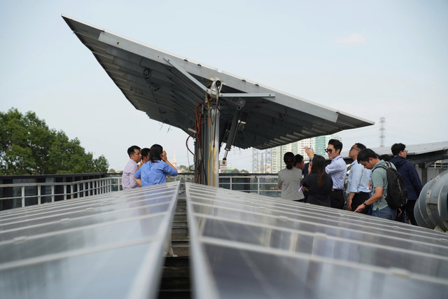 Đại biểu khảo sát hệ thống điện mặt trời