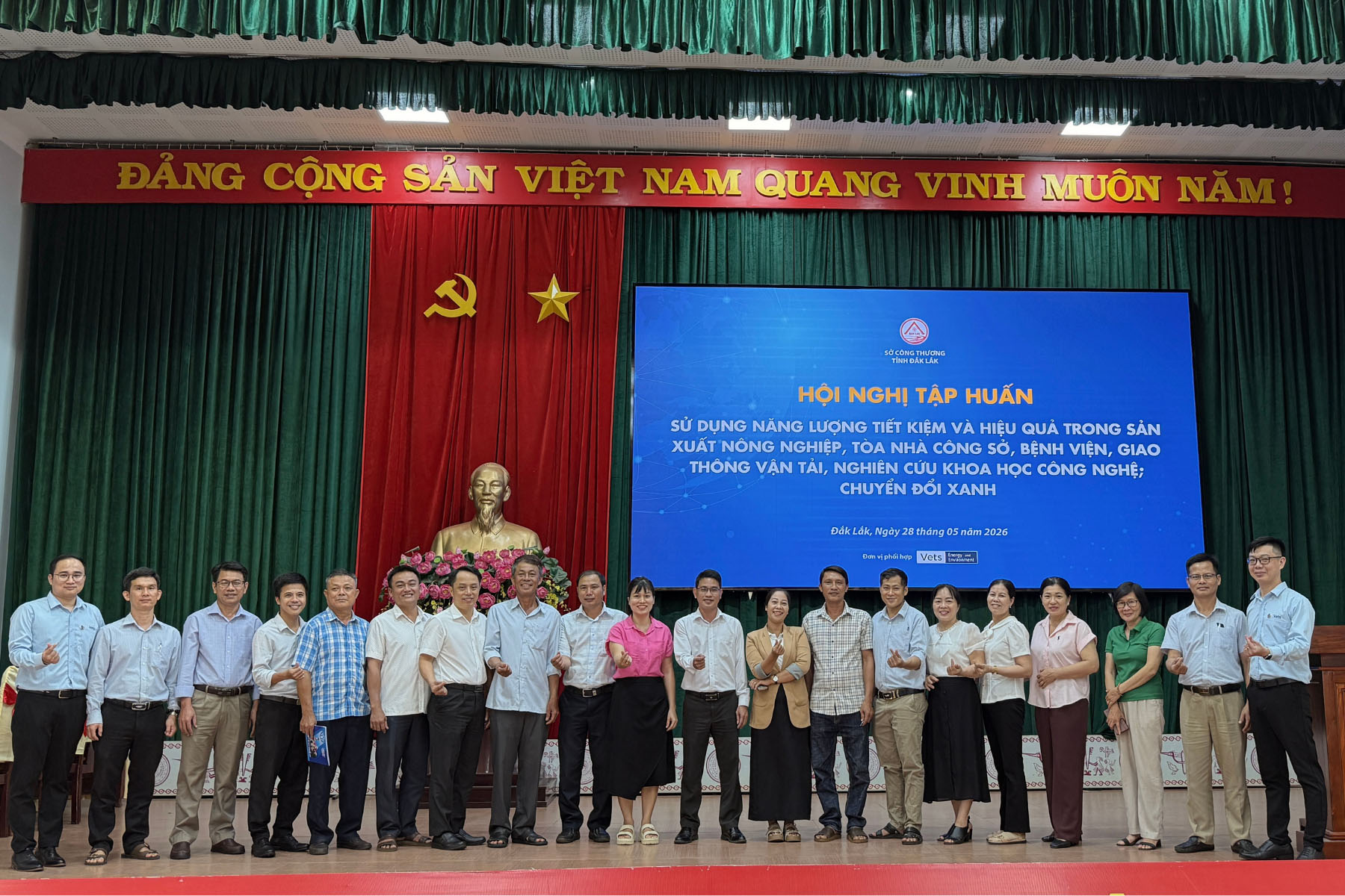 Đại diện ban lãnh đạo các cấp, các chuyên gia cùng các đại biểu trong hội nghị tập huấn ngày 29/05 tại xã Quảng Phú.