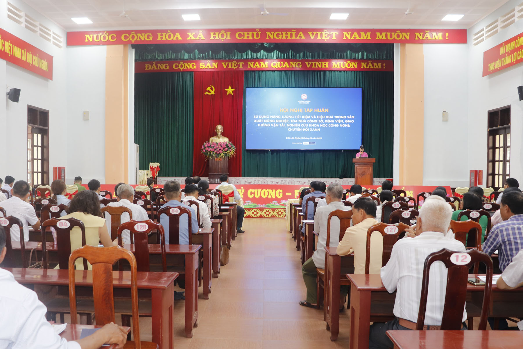 Toàn cảnh hội trường các đại biểu tham gia Hội nghị tập huấn tại Phường Phú Yên.