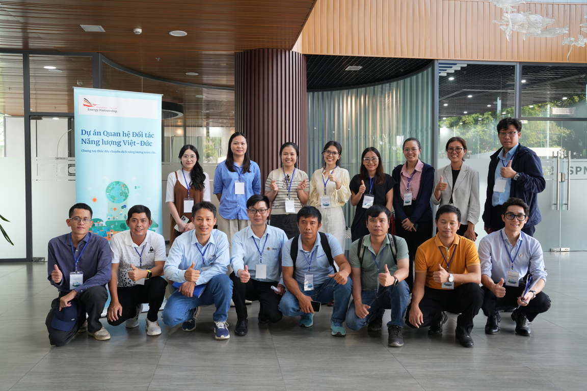 Tập thể đại biểu chụp ảnh lưu niệm tại Công ty Cổ phần Tư vấn Xây dựng Điện 2.