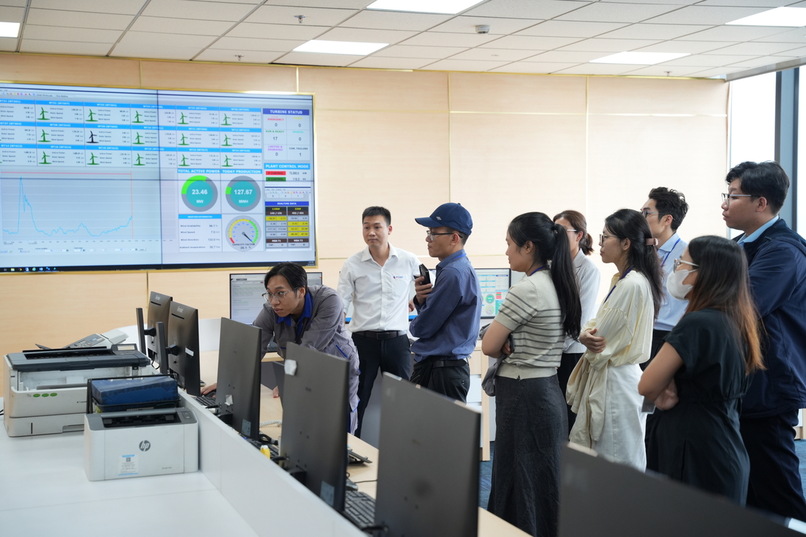 Đại diện doanh nghiệp và chuyên gia tham quan thực tế tại PECC2 
