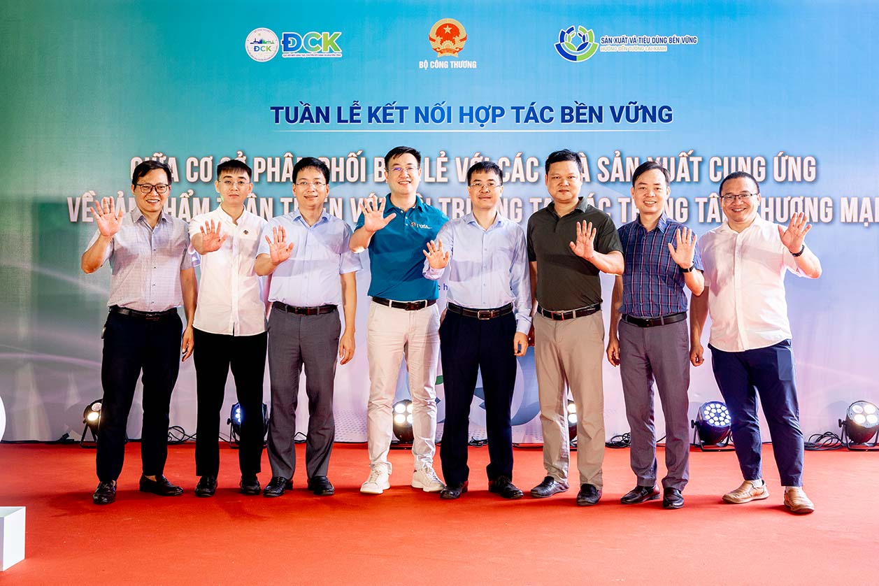 Các đại biểu, lãnh đạo cơ quan quản lý và đơn vị đồng hành chụp ảnh lưu niệm tại Lễ khai mạc Tuần lễ Kết nối hợp tác bền vững.