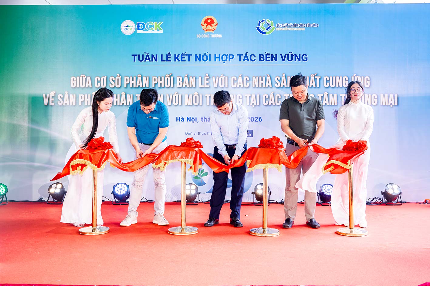 Tại chương trình diễn ra nghi thức cắt băng trang nghiêm