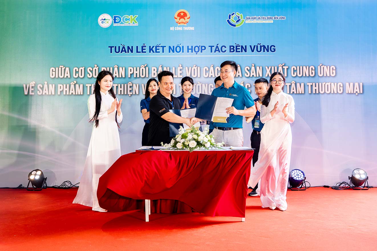Lễ ký kết hợp tác phát triển chuỗi sản xuất - tiêu dùng xanh.