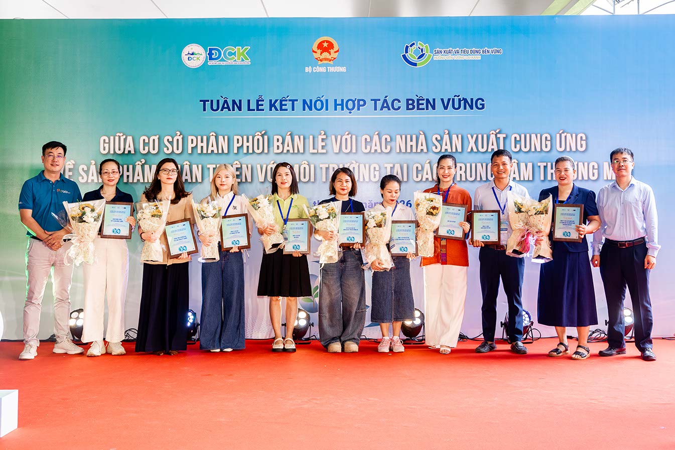 Các đại biểu chụp ảnh lưu niệm cùng các đại diện doanh nghiệp sản xuất - tiêu dùng bền vững tiêu biểu.