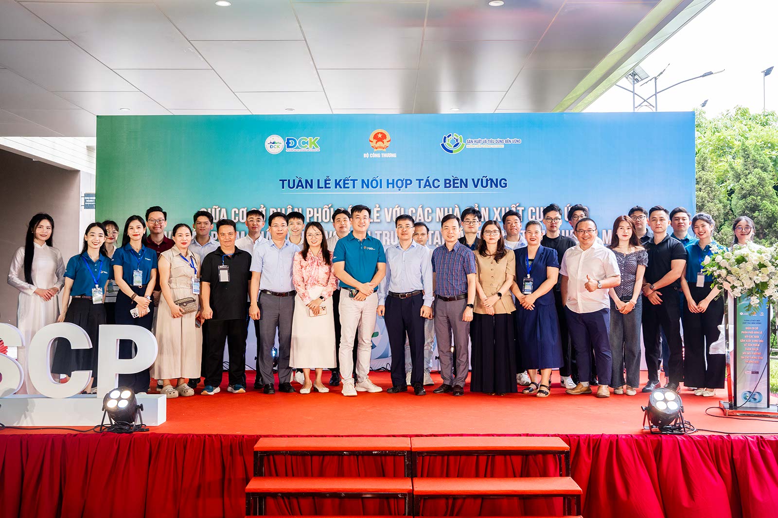 Tập thể các đại biểu cùng người tham dự lễ khai mạc chụp ảnh lưu niệm.