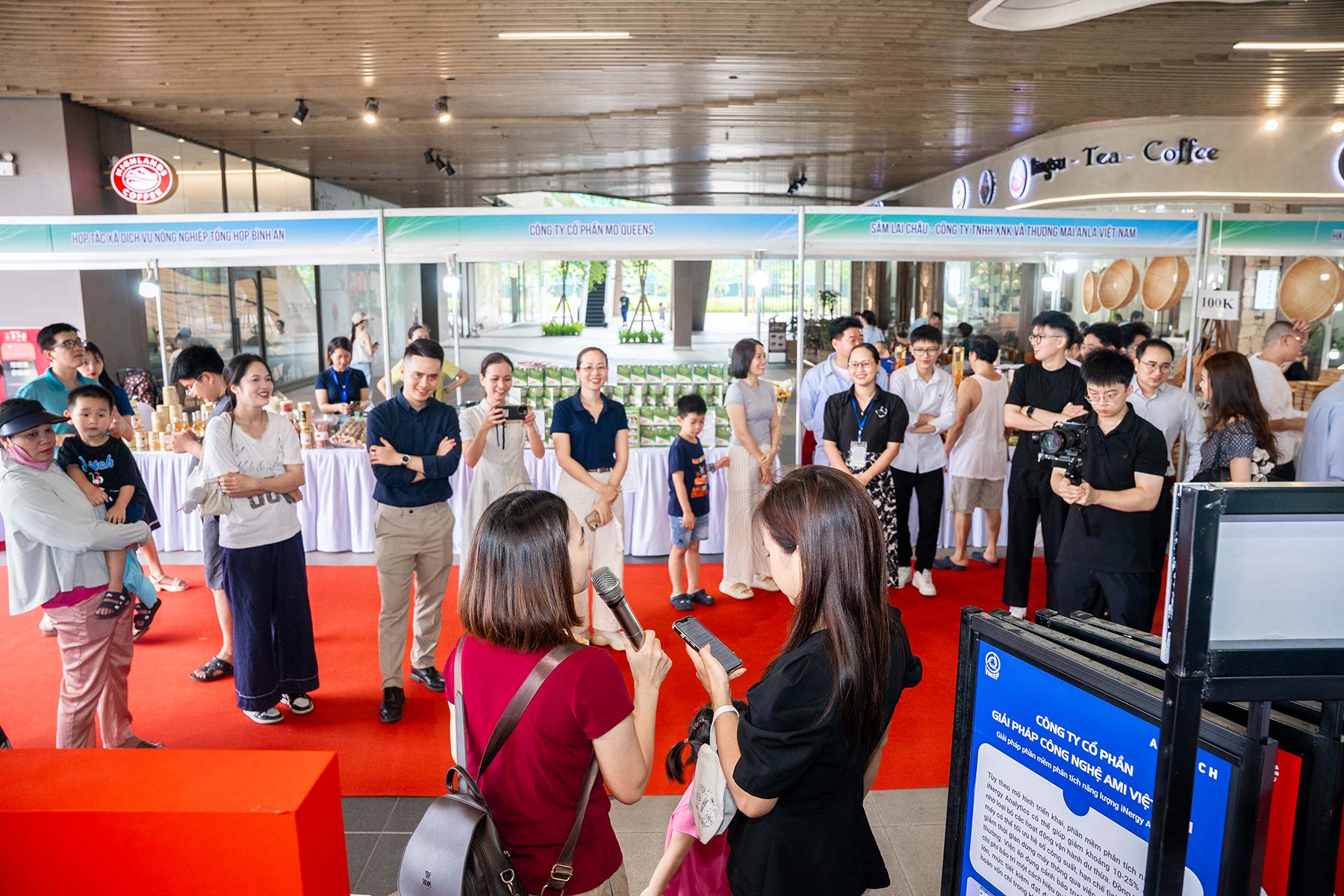 Các hoạt động tại chương trình thu hút sự chú ý của đông đảo Khách tham quan
