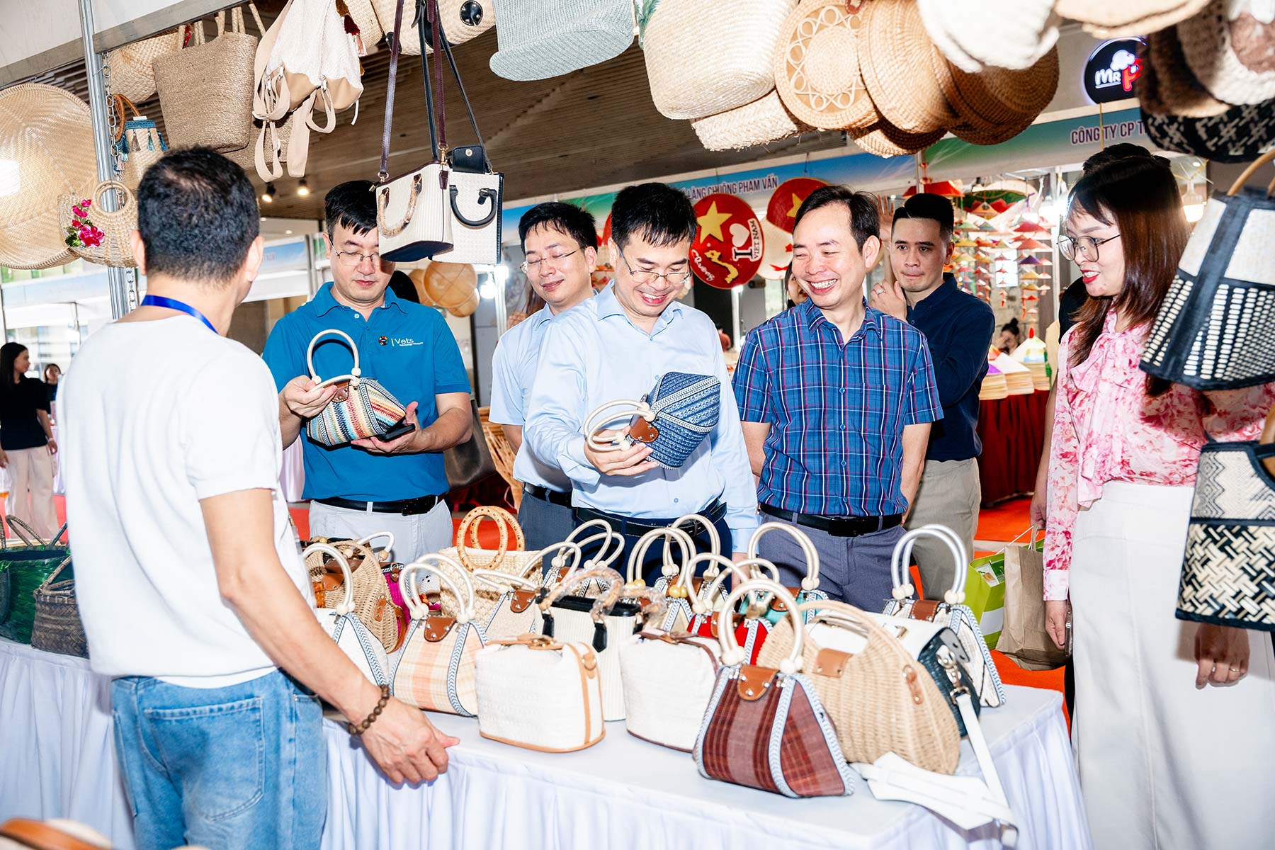 Các đại biểu tham quan gian hàng trong khuôn khổ tuần lễ kết nối hợp tác