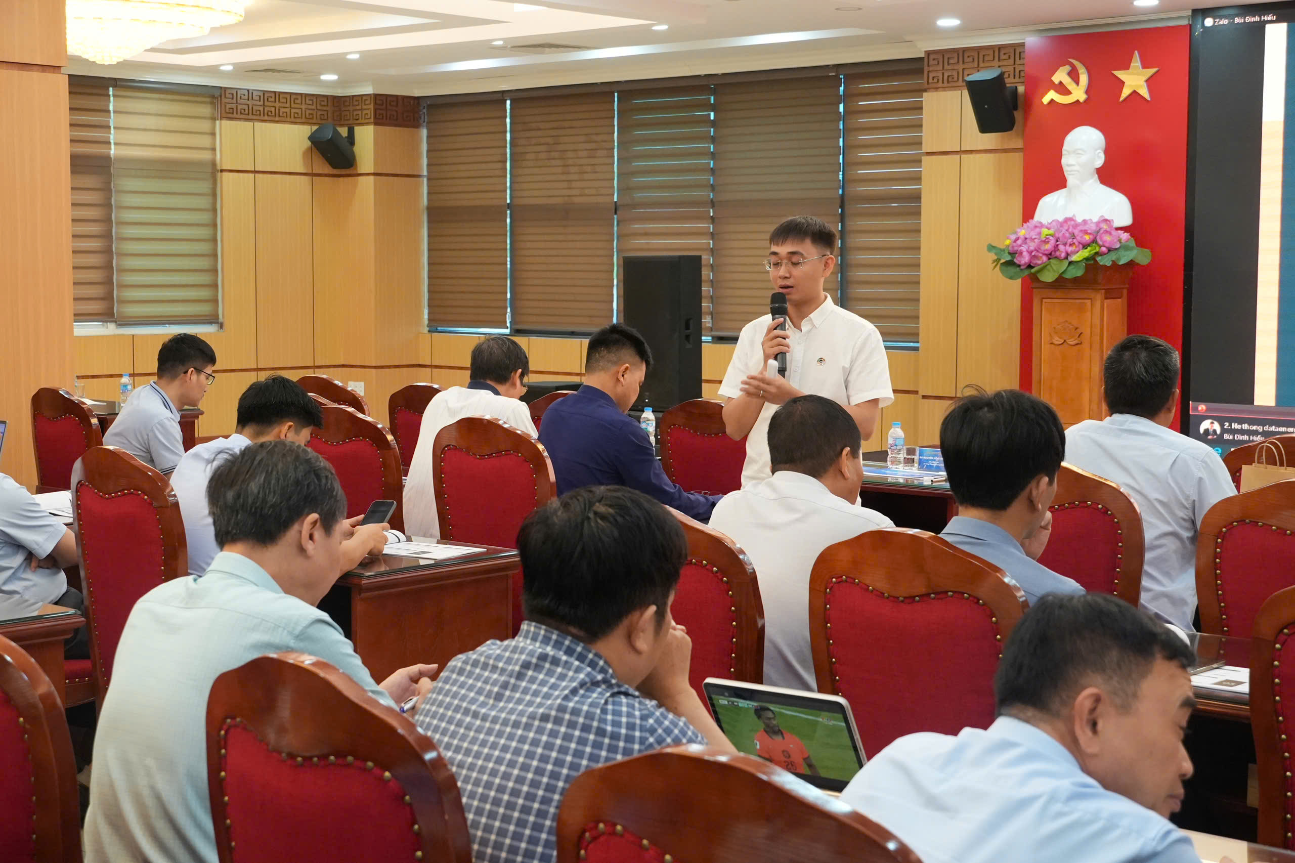 Mr. Nguyen Trong Hau (Head of Solutions Consulting Department) provides training on the DataEnergy.vn system and shares practical energy-saving solutions.